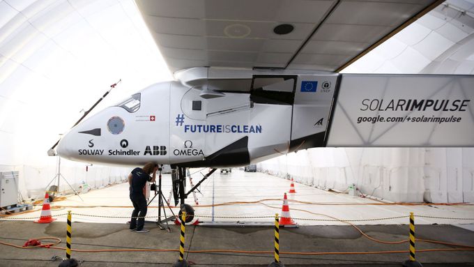 Solar Impuls podstoupí opravu křídla ve svém mobilním hangáru.