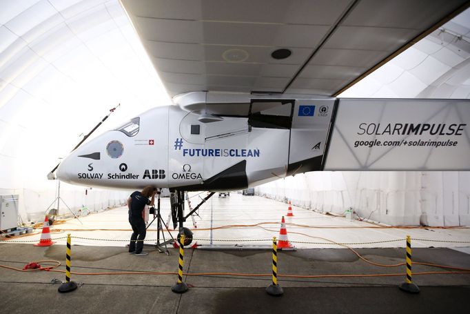 Nouzové přistání letounu Solar Impulse 2 v Japonsku.