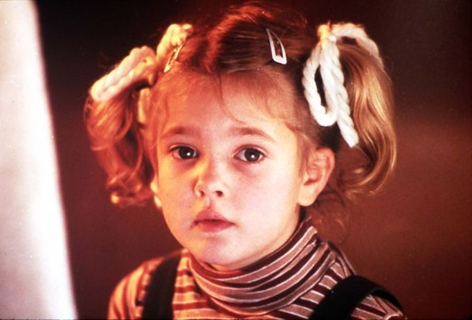 Ve filmu E.T. - Mimozemšťan hrála i pozdější herecká super star Drew Barrymore. Tehdy, ale ještě netušila, že bude čekat divoké mládí plné drog a alkoholových excesů…