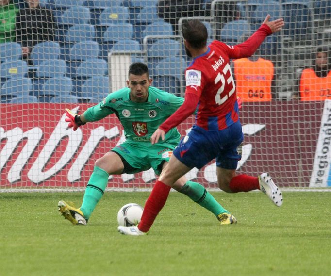 Fotbal, Gambrinus liga, Hradec Králové - Plzeň: Tomáš Koubek - Marek Bakoš