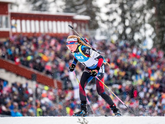 Markéta Davidová na trati stíhacího závodu na MS v biatlonu 2019 ve švédském Östersundu