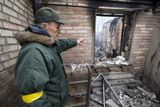 Starosta obce a zároveň velitel místní domobrany Sergej Ševčenko provází reportéry po spáleništi několika rodinných domů. "Z původních tří, čtyř tisíc tu zůstalo tak tři až pět set lidí," odhaduje. Většina z nich se navíc kvůli prudkému ostřelování ukrývá pod zemí.