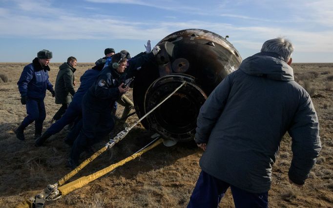 Přistávací modul vesmírné lodi Sojuz MS-19 (ISS mise) po návratu na Zemi poblíž města Žezkazgan v Kazachstánu. 30. 3. 2022.