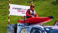 Na Tour de France jezdí i kajaky (přišroubované na střeše reklamního auta). Té paní ale není co závidět, cestovat v tom takových 190 kilometrů asi není žádný med.