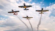 Piloti akrobatické skupiny Flying Bulls Aerobatics Team oslavili 60. narozeniny této světově uznávané formace ve dvou fázích. Nejprve v půlce srpna vzlétli z letiště v Jaroměři ke světovému rekordu a provedli deset skupinových výkrutů za sebou. Vzlet zachytil fotograf Red Bullu Dan Vojtěch.