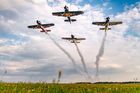 Piloti akrobatické skupiny Flying Bulls Aerobatics Team oslavili 60. narozeniny této světově uznávané formace ve dvou fázích. Nejprve v půlce srpna vzlétli z letiště v Jaroměři ke světovému rekordu a provedli deset skupinových výkrutů za sebou. Vzlet zachytil fotograf Red Bullu Dan Vojtěch.