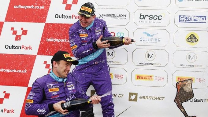 Bobby Trundley a Aaron Morgan slaví na stupních vítězů po závodě British GT na okruhu Oulton Park.