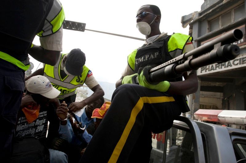 Na Haiti se sjeli záchranáři z celého světa