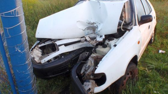 Sloupek přesekl motor auta vejpůl