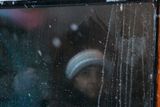 Lidé v nevytopené tramvaji. Snímek ze Sofie, pořízení ve čtvrtek během sněhové bouře. Na Balkáně se ocitly stovky tisíc lidí bez přístupu k plynu.