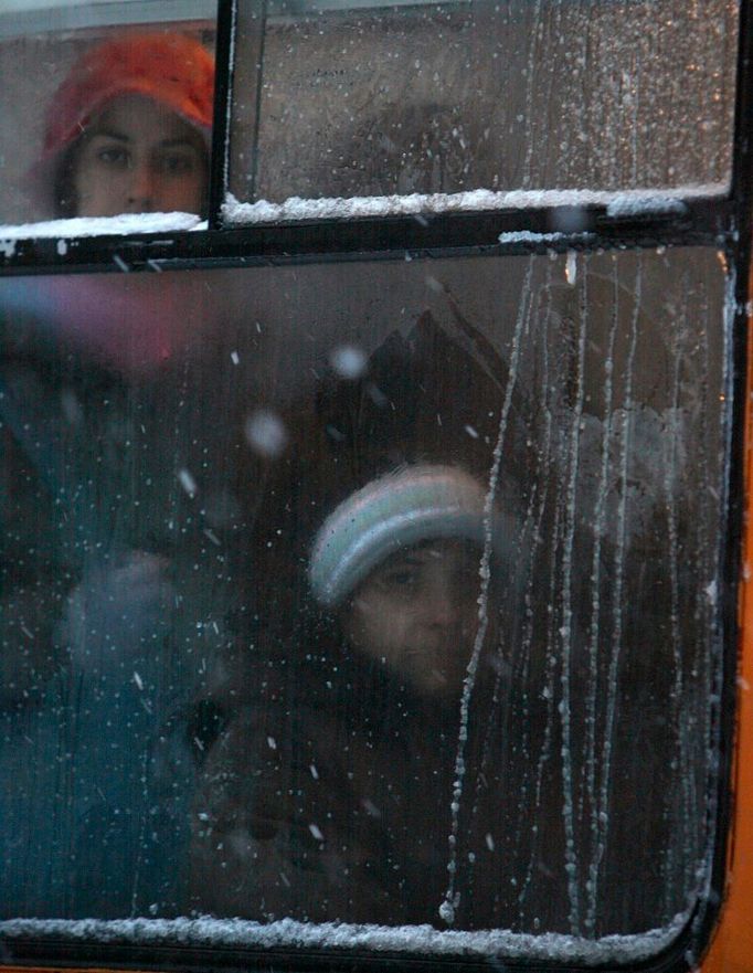 Lidé v nevytopené tramvaji. Snímek ze Sofie, pořízení ve čtvrtek během sněhové bouře. Na Balkáně se ocitly stovky tisíc lidí bez přístupu k plynu.