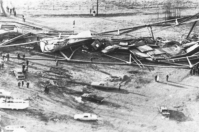 Záběr na popadané automobily po zřícení mostu Silver Bridge přes řeku Ohio u Point Pleasant v Západní Virginii v USA. Fotografie byla pořízená 15. 12. 1967.