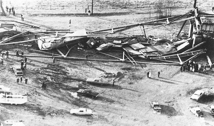 Záběr na popadané automobily po zřícení mostu Silver Bridge přes řeku Ohio u Point Pleasant v Západní Virginii v USA. Fotografie byla pořízená 15. 12. 1967.