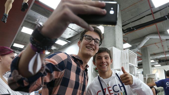 Lovci autogramů i selfie dorazili do pražského nákupního cnetra za olympioniky, kteří se právě vrátili z Ria de Janeira.
