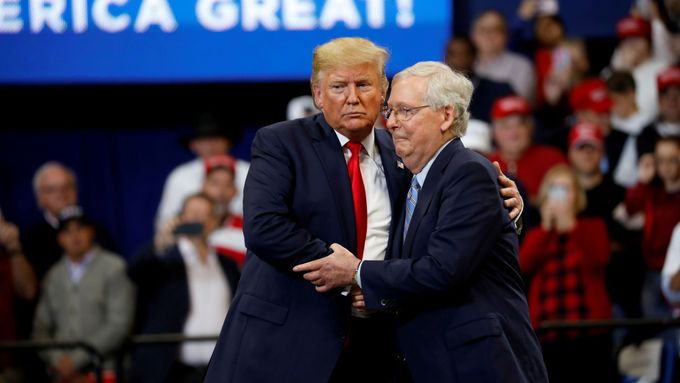 Donald Trump a Mitch McConnell na volební akci v listopadu 2019.