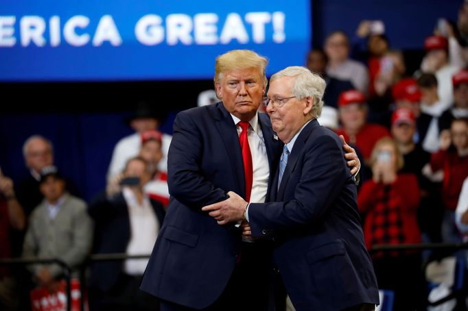 Donald Trump a Mitch McConnell na volební akci v listopadu 2019.