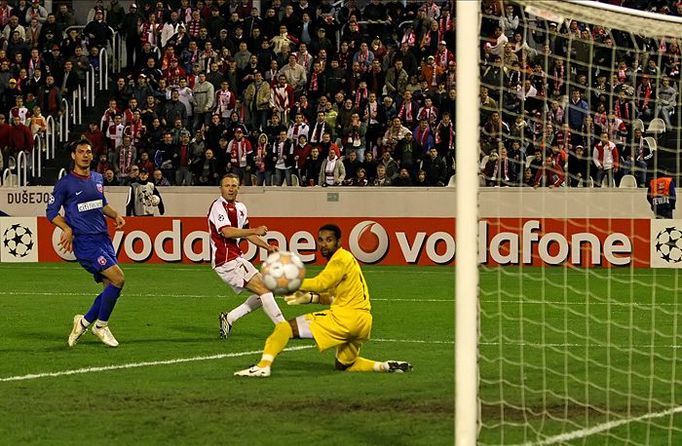 Stanislav Vlček (7) míjí svou střelou bránu FC Steaua Bucuresti.