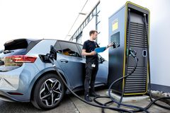 Ministerstvo bude nakupovat. Shání elektromobily za půl miliardy, část pro policii