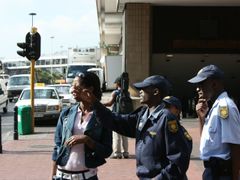 V asistenci ztraceným turistům vykazují jihoafričtí policisté vynikající výsledky. S bojem proti násilnému zločinu je to už horší