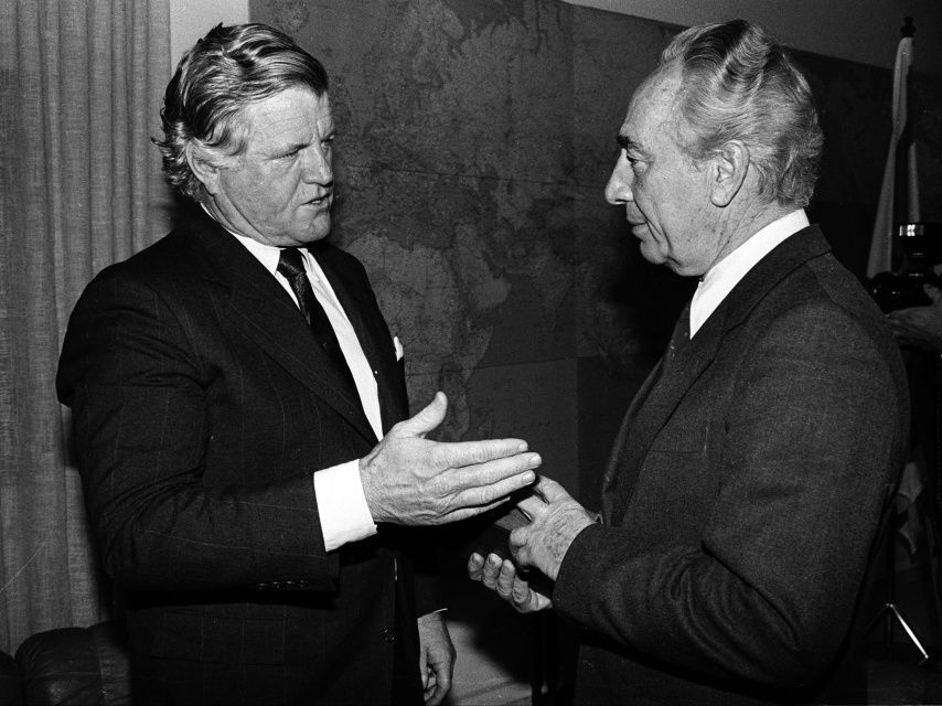 Edward Moore Kennedy, Šimon Peres