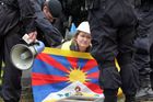 Hození tibetské vlajky do Vltavy musí znovu před soud. Zničí mi to budoucnost, lituje čínský student