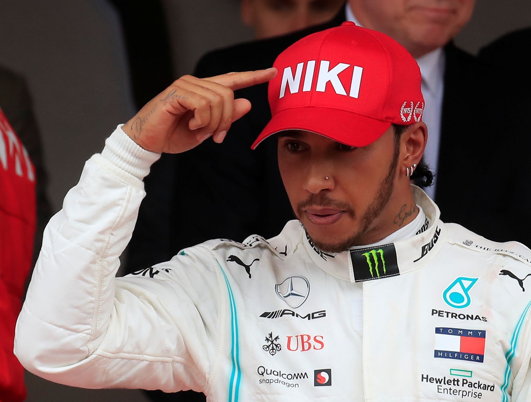 Lewis Hamilton při vzpomínce na NIkiho Laudu při Velké ceně formule 1 v Monaku