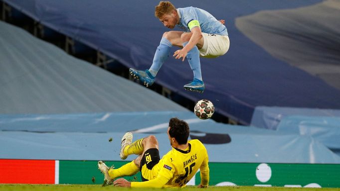 Dvě velká jména v souboji. Kevin De Bruyne letí nad Matsem Hummelsem.