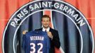 Anglický fotbalový záložník David Beckham na tiskové konferenci potvrzuje své angažmá v Paris St. Germain