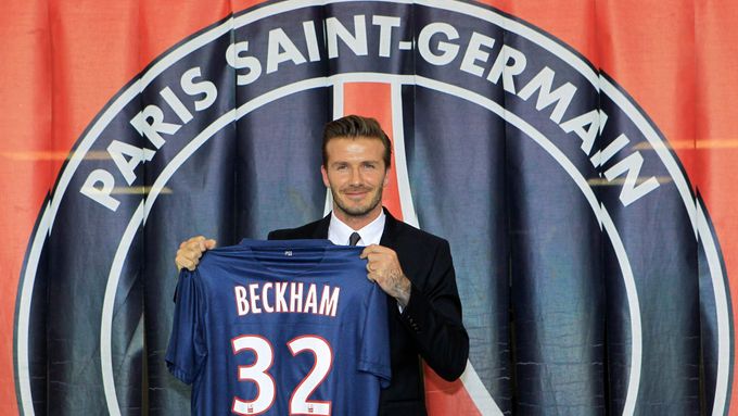 David Beckham se svým dresem číslo 32.