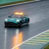 Safety car na trati před zrušenou sobotní kvalifikací na VC Brazílie F1 2024