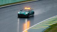 Safety car na trati před zrušenou sobotní kvalifikací na VC Brazílie F1 2024