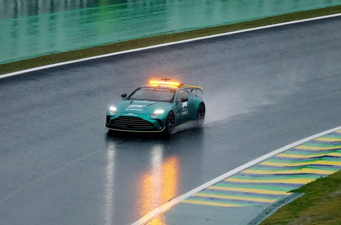 Safety car na trati před zrušenou sobotní kvalifikací na VC Brazílie F1 2024