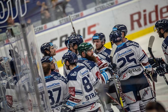 13. kolo hokejové Tipsport extraligy, Vítkovice - Hradec Králové: Radost vítkovických hokejistů po výhře 3:2 na nájezdy.