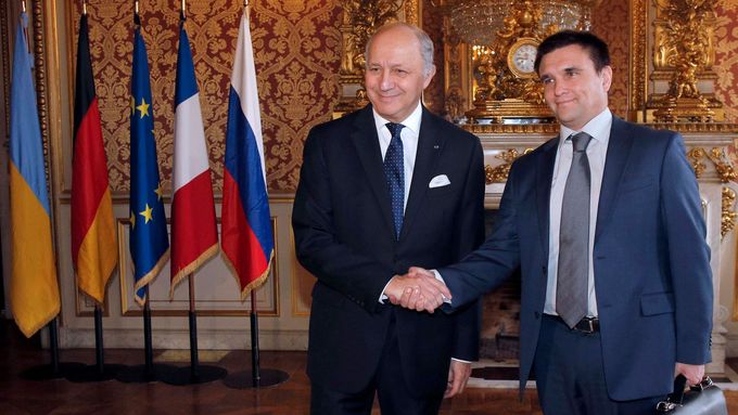 Ministři zahraničí Francie a Ukrajiny Laurent Fabius a Pavlo Klimkin.