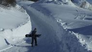 Snowboard je v zimě jeden z hlavních dopravních prostředků při přesunech městem.