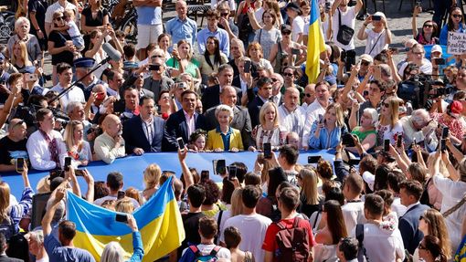 Stovky lidí včetně uprchlíků z různých koutů Ukrajiny a zástupců Evropské komise se zúčastnily oslavy ukrajinského Dne nezávislosti v Bruselu.