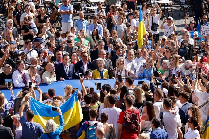 Stovky lidí včetně uprchlíků z různých koutů Ukrajiny a zástupců Evropské komise se zúčastnily oslavy ukrajinského Dne nezávislosti v Bruselu.