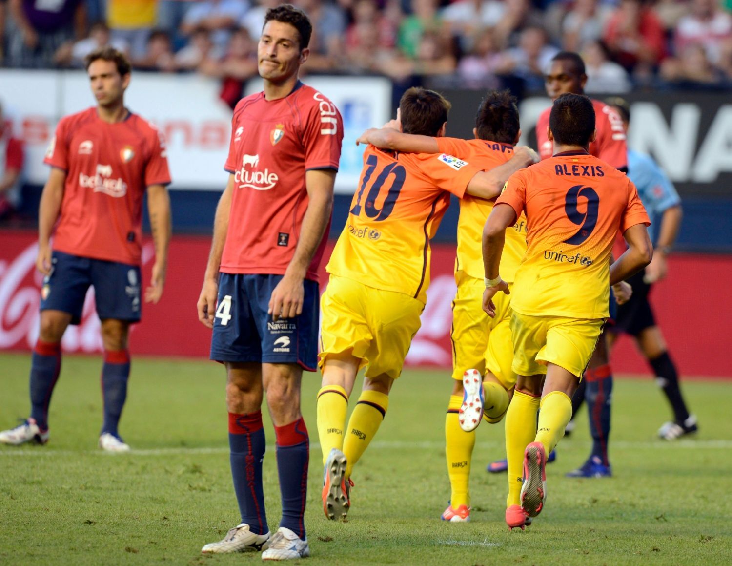 Fotbalisté Barcelony slaví gól v utkání La Ligy 2012/13 s Osasunou.