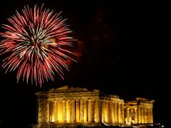 Půlnoc nad Acropolis. Athény vítají rok 2009.