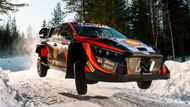 Jeho stájový kolega, čtyřnásobný vicemistr světa Thierry Neuville, totiž udělal v posledním měřeném testu jezdeckou chybu a o 1,3 desetiny sekundy prohrál.