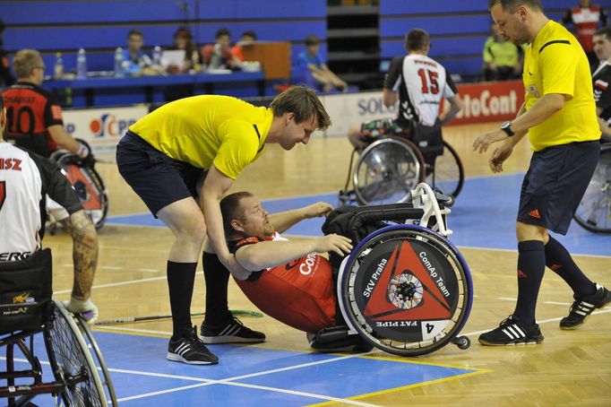 Janu Rajznoverovi po tvrdém střetu pomáhají zpět na kolo rozhodčí.