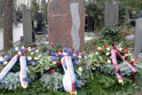 Program hrdinů z Nagana začal již dopoledne, kdy položili květiny u hrobu hlavního trenéra úspěšného mužstva Ivana Hlinky na pražských Olšanských hřbitovech.