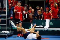 Bizarní závěr na Davis Cupu. Belgičan v euforii srazil Chilana, ten odmítl hrát dál