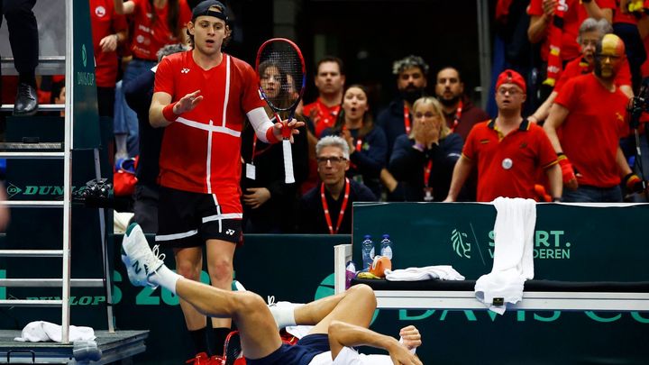 Bizarní závěr na Davis Cupu. Belgičan v euforii srazil Chilana, ten odmítl hrát dál