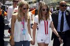 Cara Delevingneová byla spolu se svojí sestrou Poppy jedním z prominentních hostů závodů formule 1...