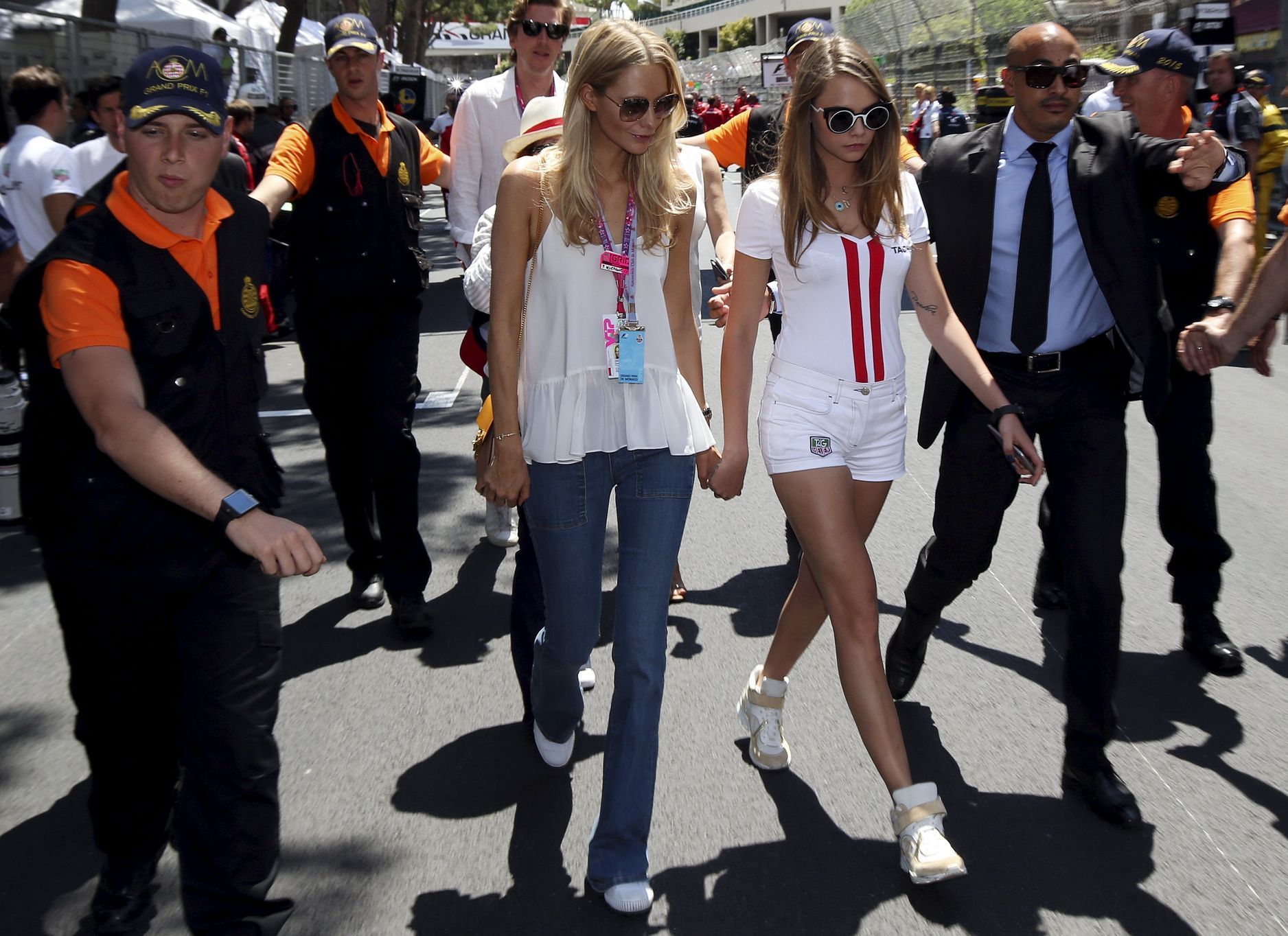 F1, VC Monaka 2015: britská modelka Cara Delevingneová a její sestra Poppy Delevingneová