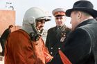 Hlavní konstruktér Sergej Koroljov se před startem Vostoku 1 loučí s kosmonautem Jurijem Gagarinem.