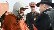 Hlavní konstruktér Sergej Koroljov se před startem Vostoku 1 loučí s kosmonautem Jurijem Gagarinem.