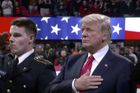 Nezná Donald Trump slova americké hymny? Na videu si brouká a vynechává celé sloky