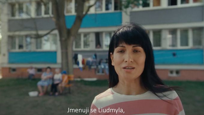 Uprchlíci, marketéři, umělci a nevládní organizace se spojili při natáčení reklamního spotu, v němž Ukrajinci děkují Čechům za přijetí.